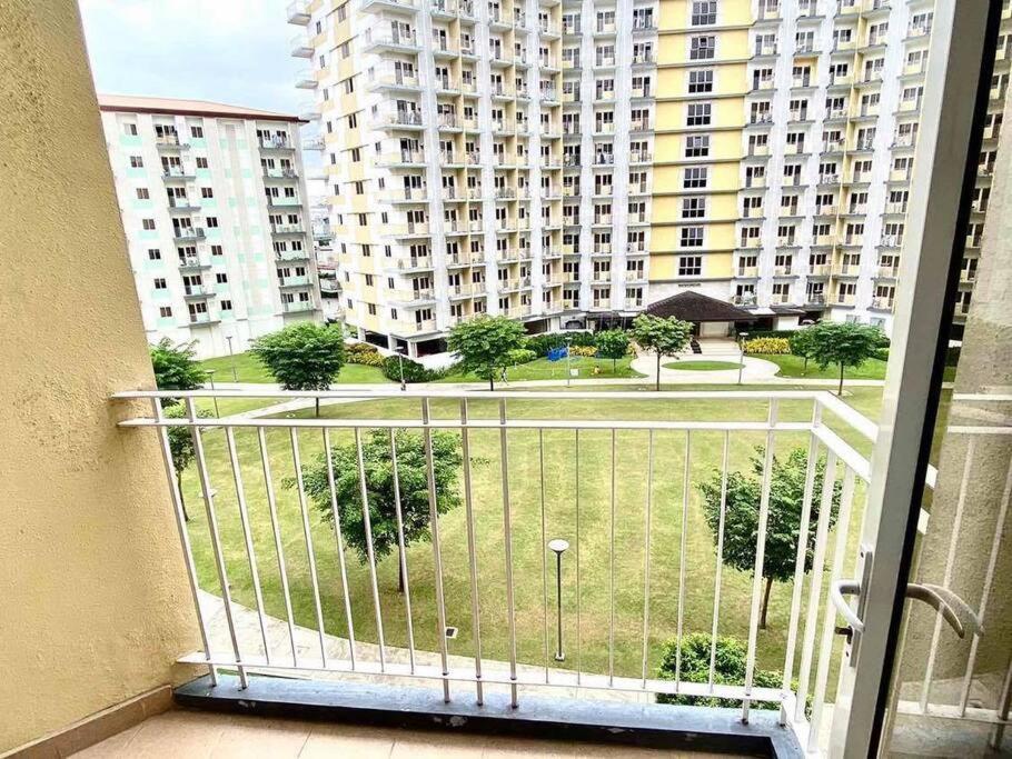 Field Residences Paranaque City Exteriör bild